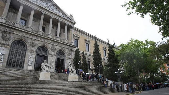 Colas de personas esperan turno para entrar en la Biblioteca Nacional
