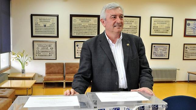 El matemático Juan Viaño toma posesión como rector de la USC