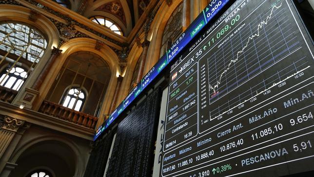 El Ibex sube un 0,9% y escala a los 11.164 puntos el día que el bono a diez años marca un mínimo histórico
