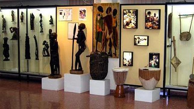 Las esculturas de ébano destacan sobre toda la colección