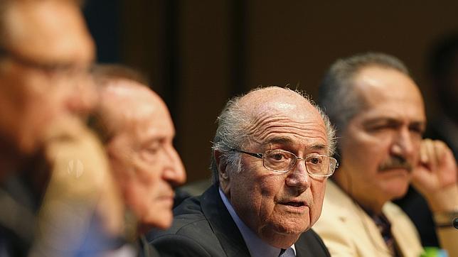 Piden a Blatter que no se presente a la reeleción de la FIFA