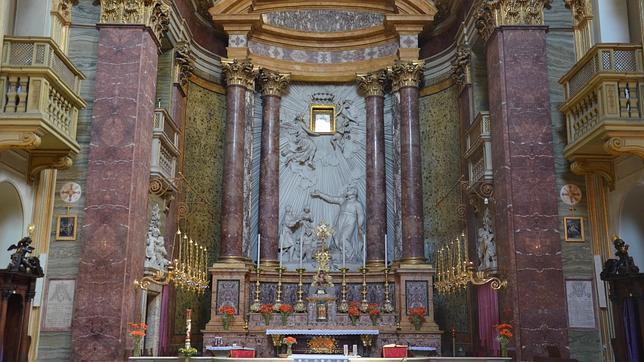 Iglesia de San José de Calasanz. Los restos del fundador de los Escolapios se encuentran en una urna bajo el altar