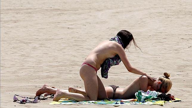 Cuatro curiosas formas de ponerte crema en la espalda sin pedir ayuda a nadie