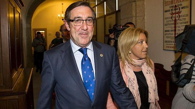 La condena judicial a siete concejales fuerza al alcalde de Santiago a dimitir