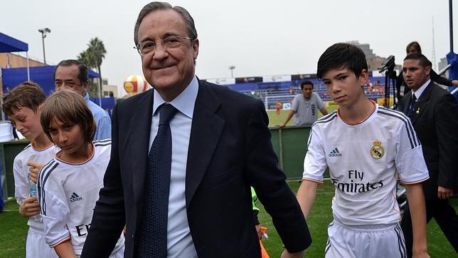 La levantamos juntos