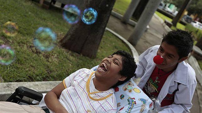 Un adolescente recorre 60 Km cargando con su hermano para concienciar sobre la parálisis cerebral