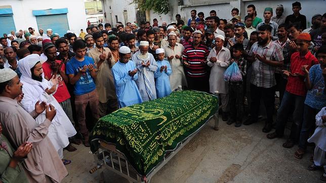 Funeral en Karachi de una de las vícitmas del ataque taliban en el aeropuerto de esta ciudad pakistaní