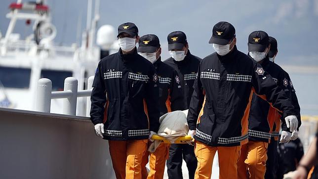 Más de 6.000 policías arrestan a cuatro colaboradores del dueño del ferri surcoreano hundido 'Sewol'