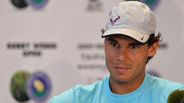 Nadal se estrena en hierba pendiente de su rodilla
