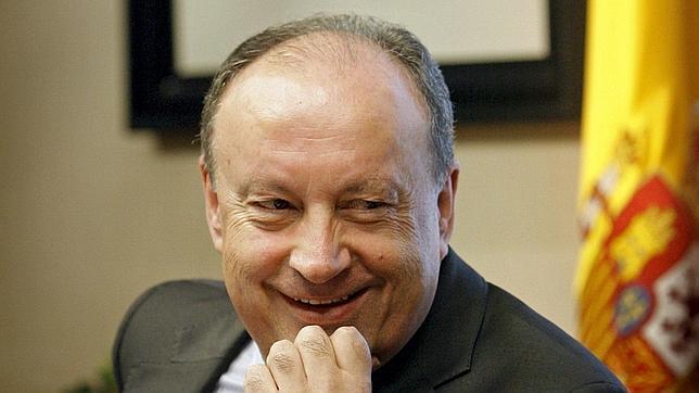 Louro se salta los reparos técnicos  y aprueba dos contratos irregulares