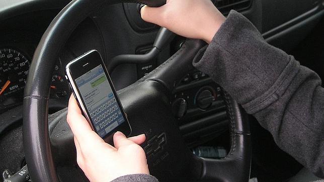 Cuatro millones de conductores admiten usar el smartpohone conduciendo