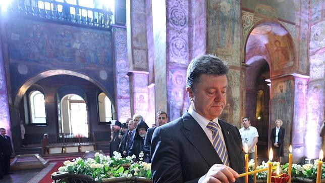 Poroshenko llama a Putin para quejarse de la entrada de tanques rusos en Ucrania