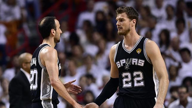Los Spurs salen de Miami con medio anillo en la mano