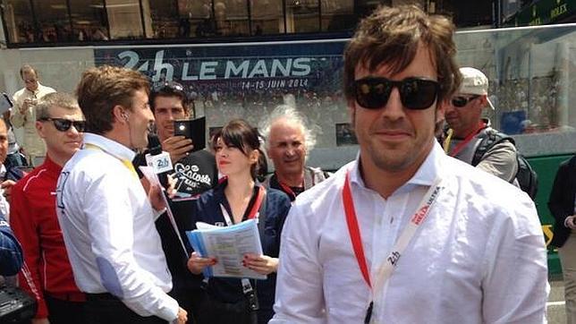 Fernando Alonso da la salida de las 24 Horas de Le Mans