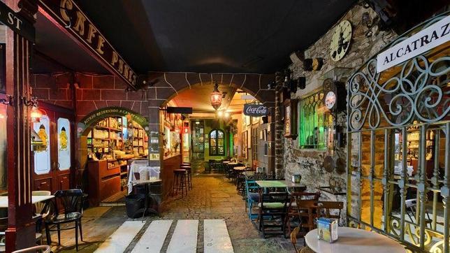 Al fondo del local se abre una de las terrazas más populares de la ciudad