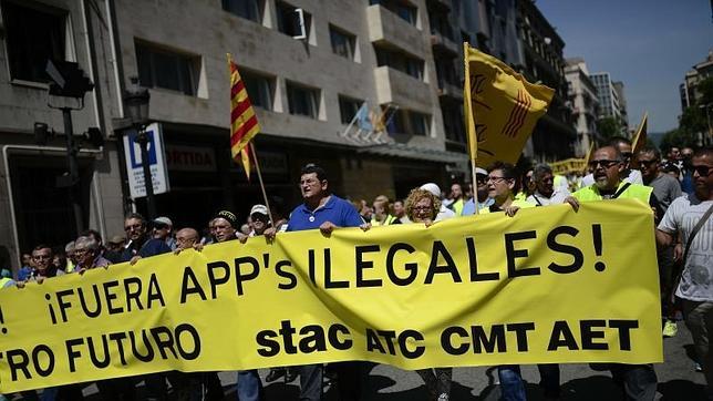 Taxistas de Barcelona se manifiestan contra los servicios de licencia de transporte