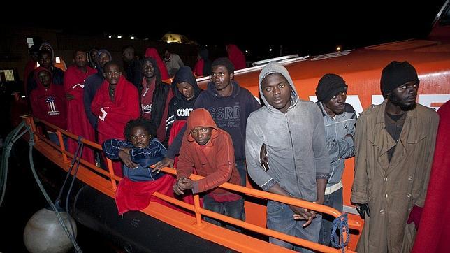 Buscan una patera con 37 personas a bordo en alta mar al sur de Canarias