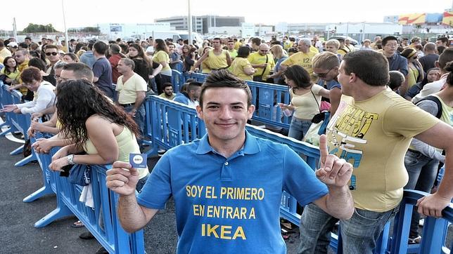 Un camarero gana los 500 euros de Ikea tras guardar cola durante cuatro días