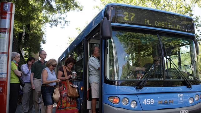 Muchos de los autobuses de la EMT que circulen el jueves 19 de junio portarán banderines con los colores de la enseña nacional