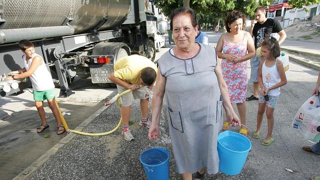 Los efectos de la sequía: usan cubas de agua para abastecer a un pueblo de Castellón
