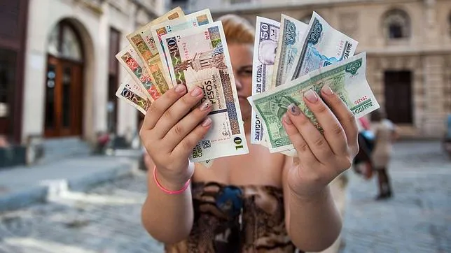El salario medio cubano sube un 1% pero no llega a los 15 euros mensuales