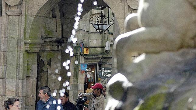 Una fuente preside la plaza de Platerías