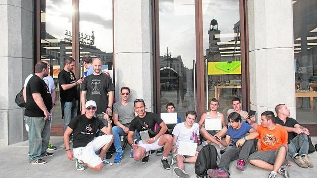 Los «fanáticos» de Apple ya guardan cola en la nueva tienda de la Puerta del Sol