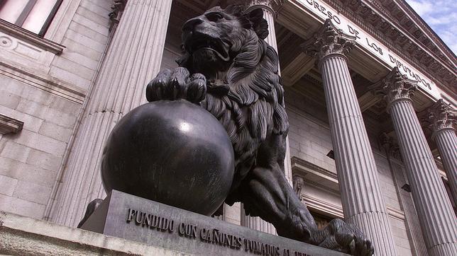 Uno de los leones del Congreso de los Diputados