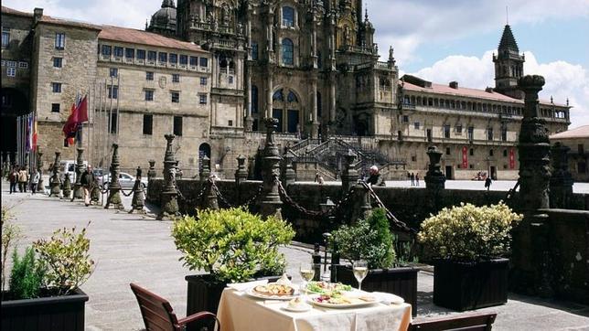 El Hostal de los Reyes Católicos forma un ángulo con la Catedral de Santiago