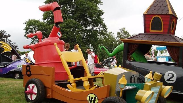 Aldea del Fresno celebra la primera carrera de «autos locos» caseros