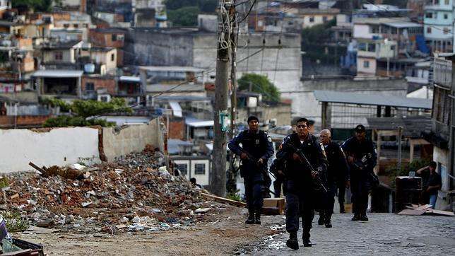 Brasil refuerza la vigilancia en favelas de Río de Janeiro tras la muerte de tres personas