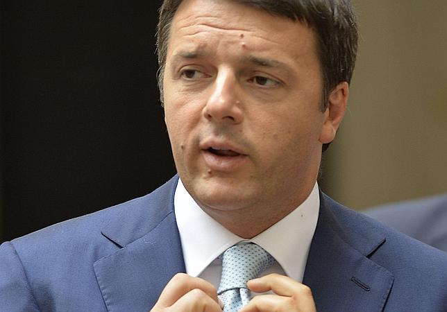 Armani aconseja a Renzi que se ponga una corbata por el bien de su imagen