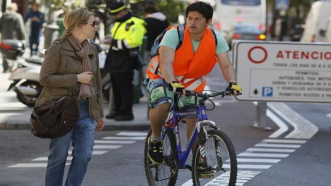 Un ciclista circula por el carril-bici de Puerta del Sol