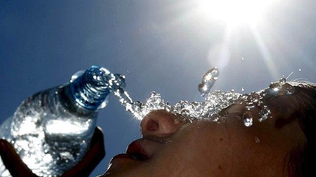 Un joven se refresca bajo un sol de justicia