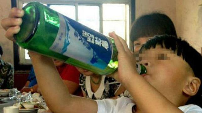 El alcohólico más joven del mundo es chino y sólo tiene dos años