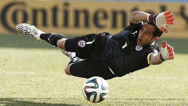 El Barcelona anuncia el fichaje de Claudio Bravo