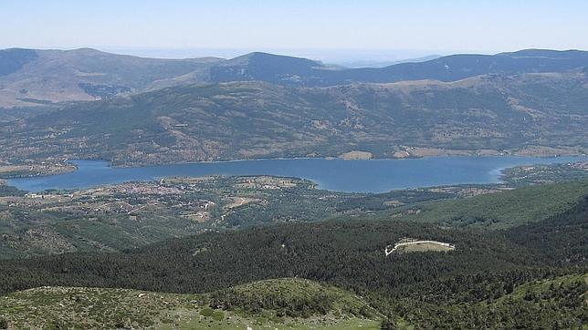 El embalse, en pleno Valle del Lozoya