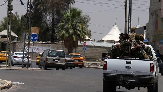 Fuerzas kurdas patrullan una calle en Kirkuk