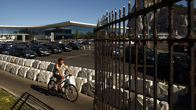 Un nuevo paquete sospechoso en Gibraltar interrumpe el tráfico en la frontera