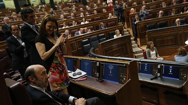 El Congreso despide con una gran ovación a un emocionado Rubalcaba