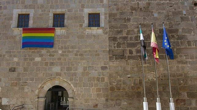 La bandera gay cuelga de la ventana de Monago en el Día del Orgullo