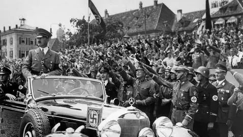 Hitler, dos años antes de la guerra, pasea frente a sus seguidores en Alemania