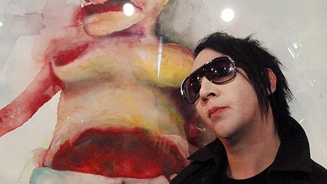 Rocían a Marilyn Manson con agua bendita en Moscú