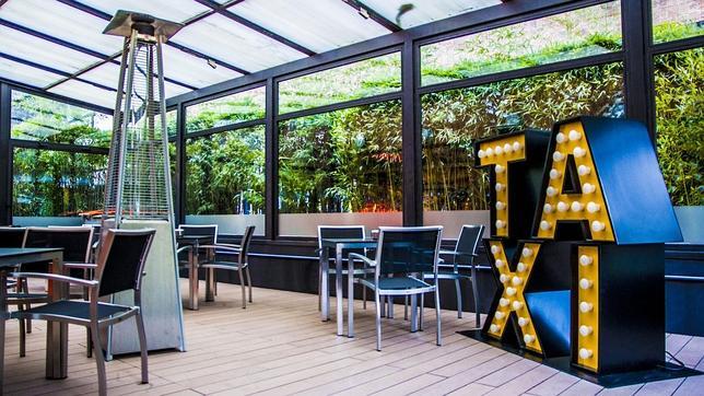 El establecimiento tiene distintas terrazas, todas ambientadas al estilo newyorkino