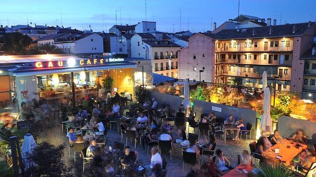La acogedora terraza del local, destaca entre los castizos tejados de Lavapiés