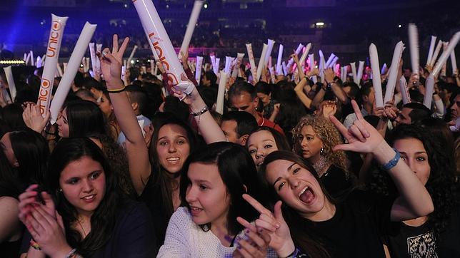 El público anima durante un concierto de Cadena 100
