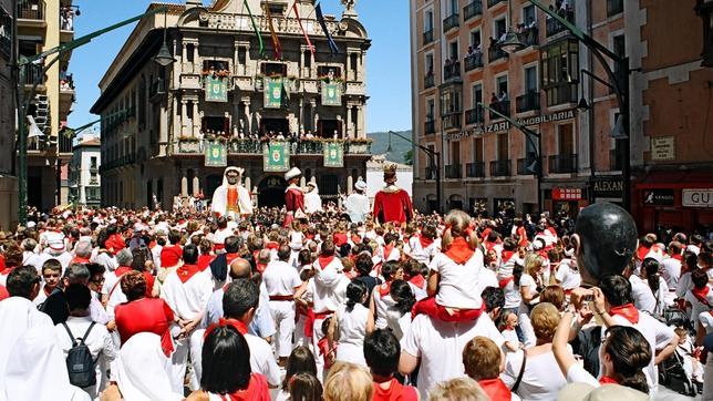 Los Gigantes, entre la gente, en plenas fiestas