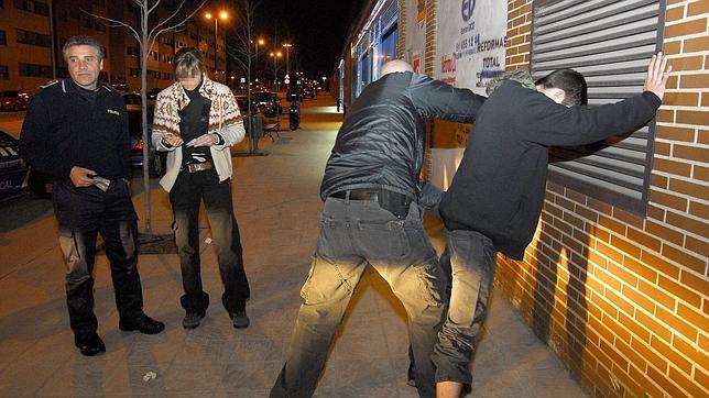 La policía realiza un cacheo en San Sebastián de los Reyes