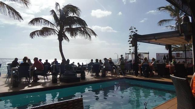 Una tarde de verano en la terraza del Café La Ola