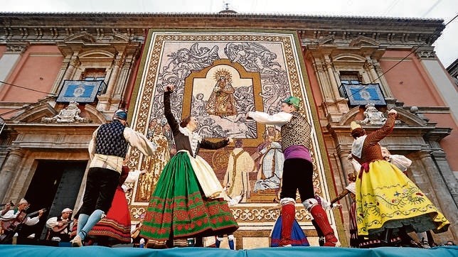 Imagen de las danzas en honor a la Virgen de los Desamparados en Valencia